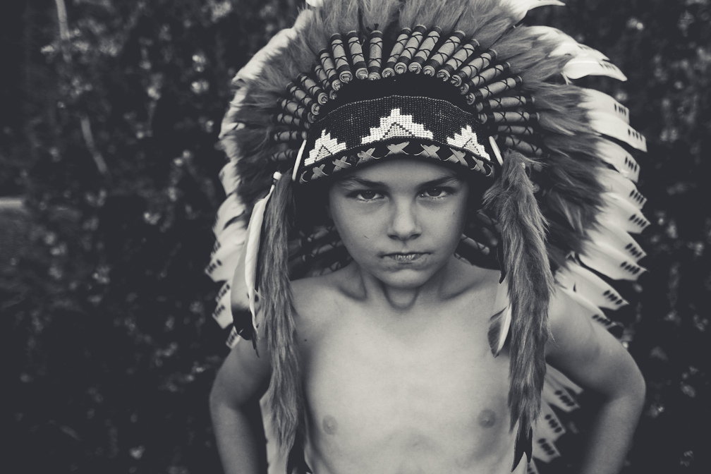 世界のステキな民族衣装 ‏suteki_minzoku 1899年に撮影されたネイティブアメリカンの一部族、オグラララコタ族の男性Chief